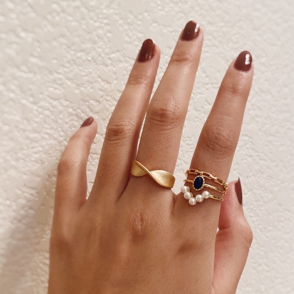 LAST ONE 💖Golden Minimalistic Ring - Picture 3 of 12
